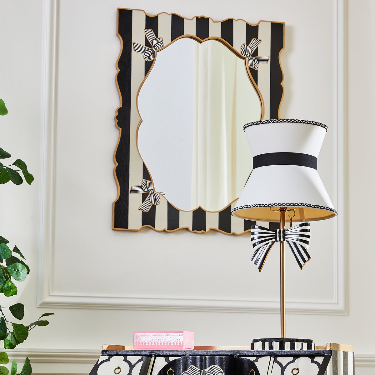 Pretty As A Bow Table Lamp - Image 4