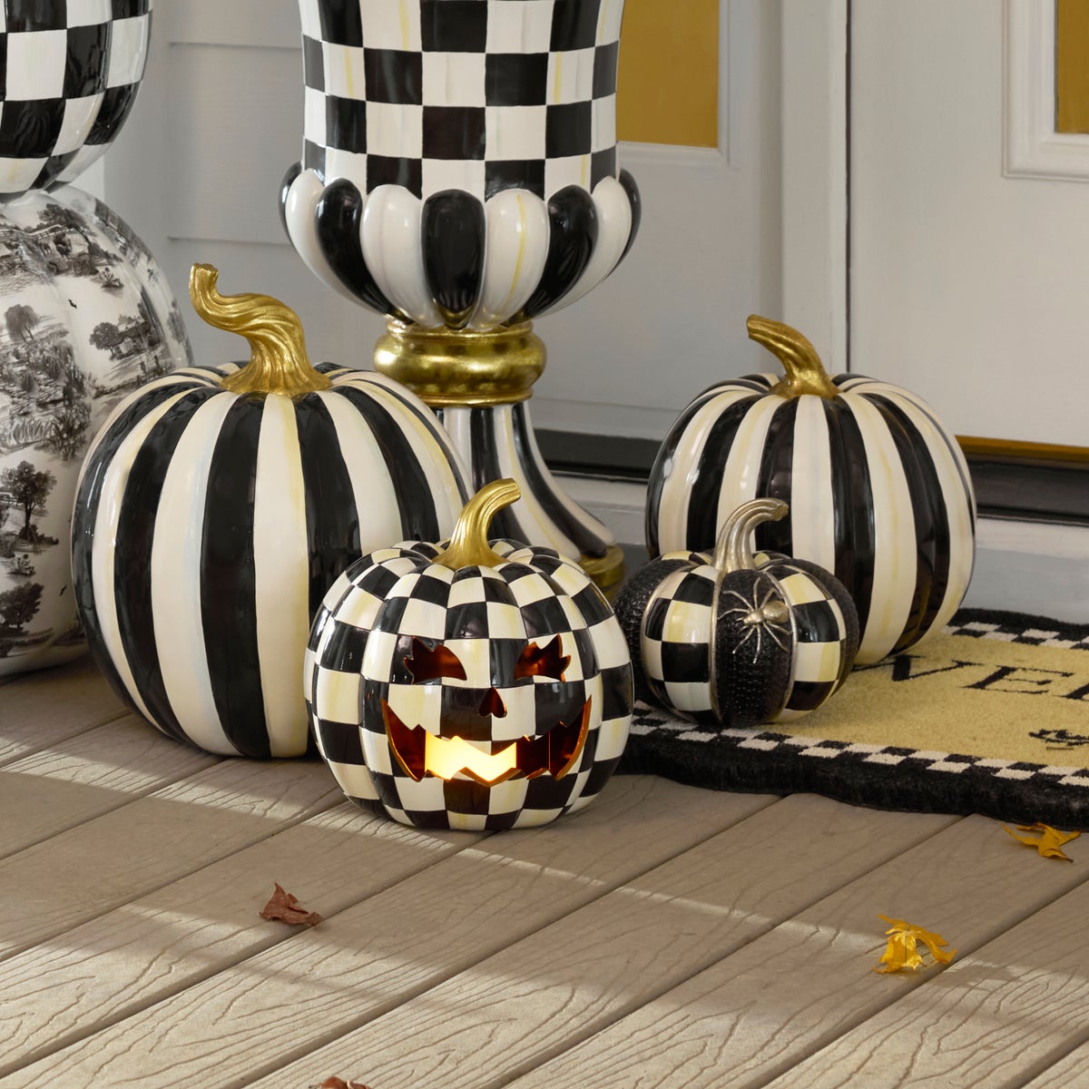 Black Scalloped Welcome Entrance Mat - Image 2