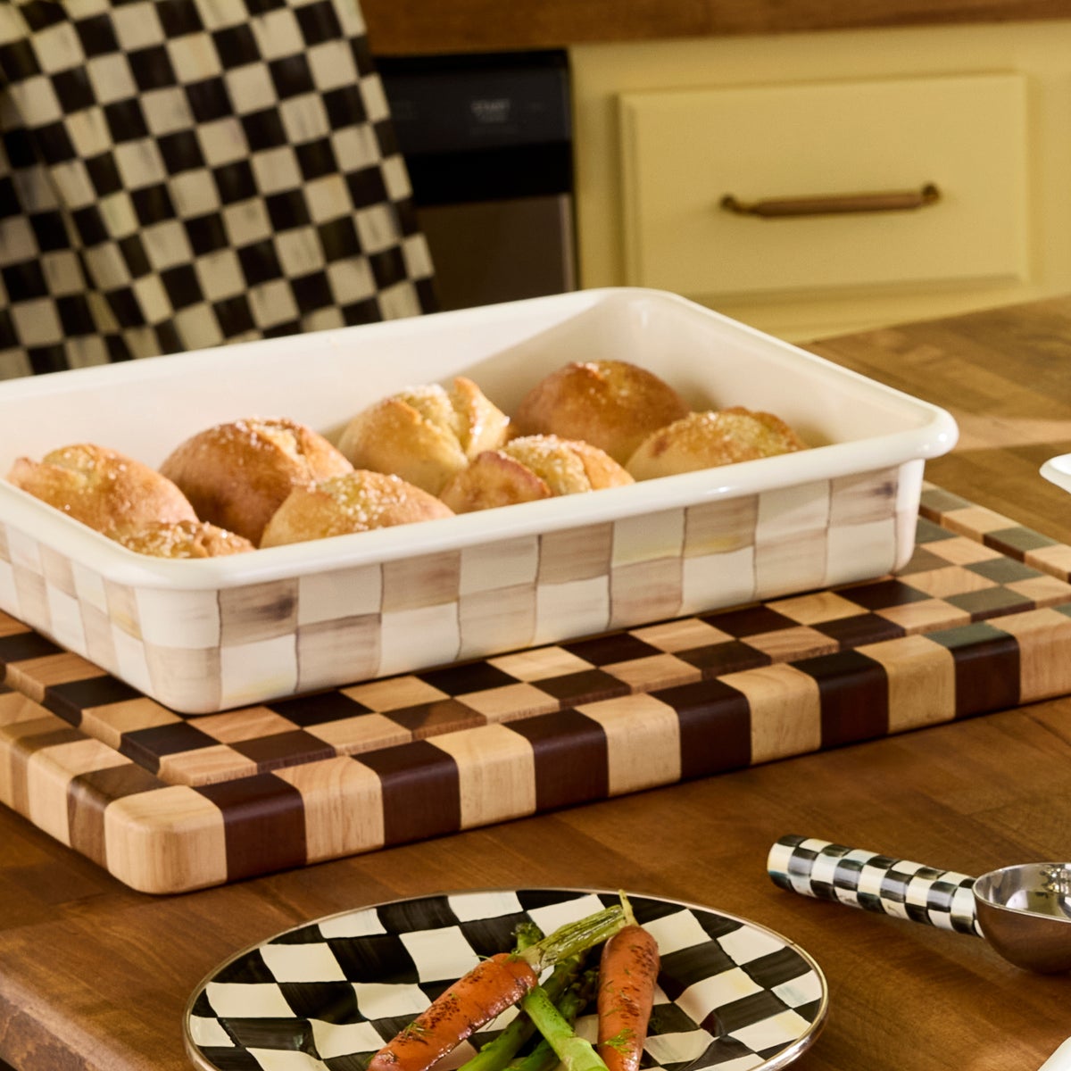 Mocha Check 9" x 13" Baking Pan - Image 4